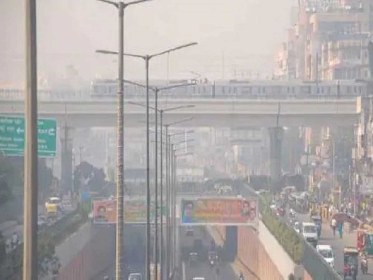 धुंध की चादर में डूबी दिल्ली, कई स्टेशनों पर वायु गुणवत्ता गंभीर श्रेणी में